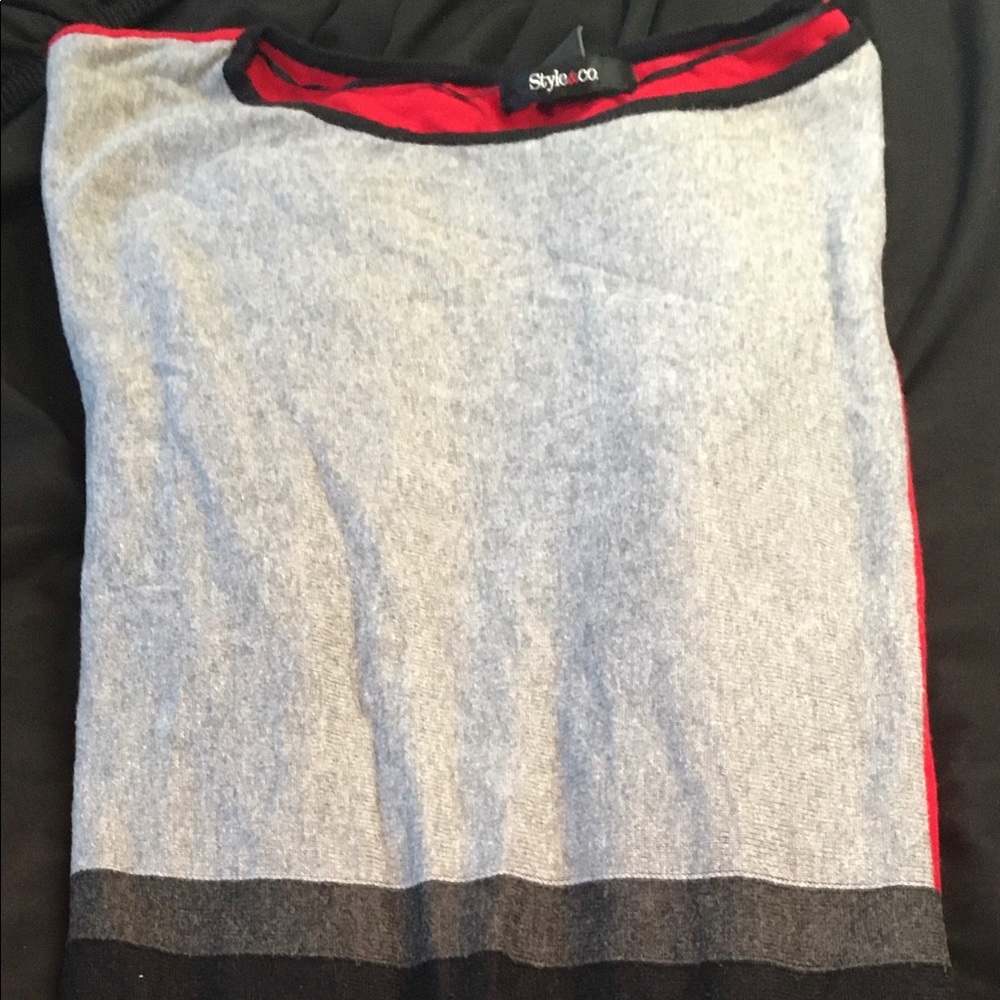 Light sweater in multicolors.